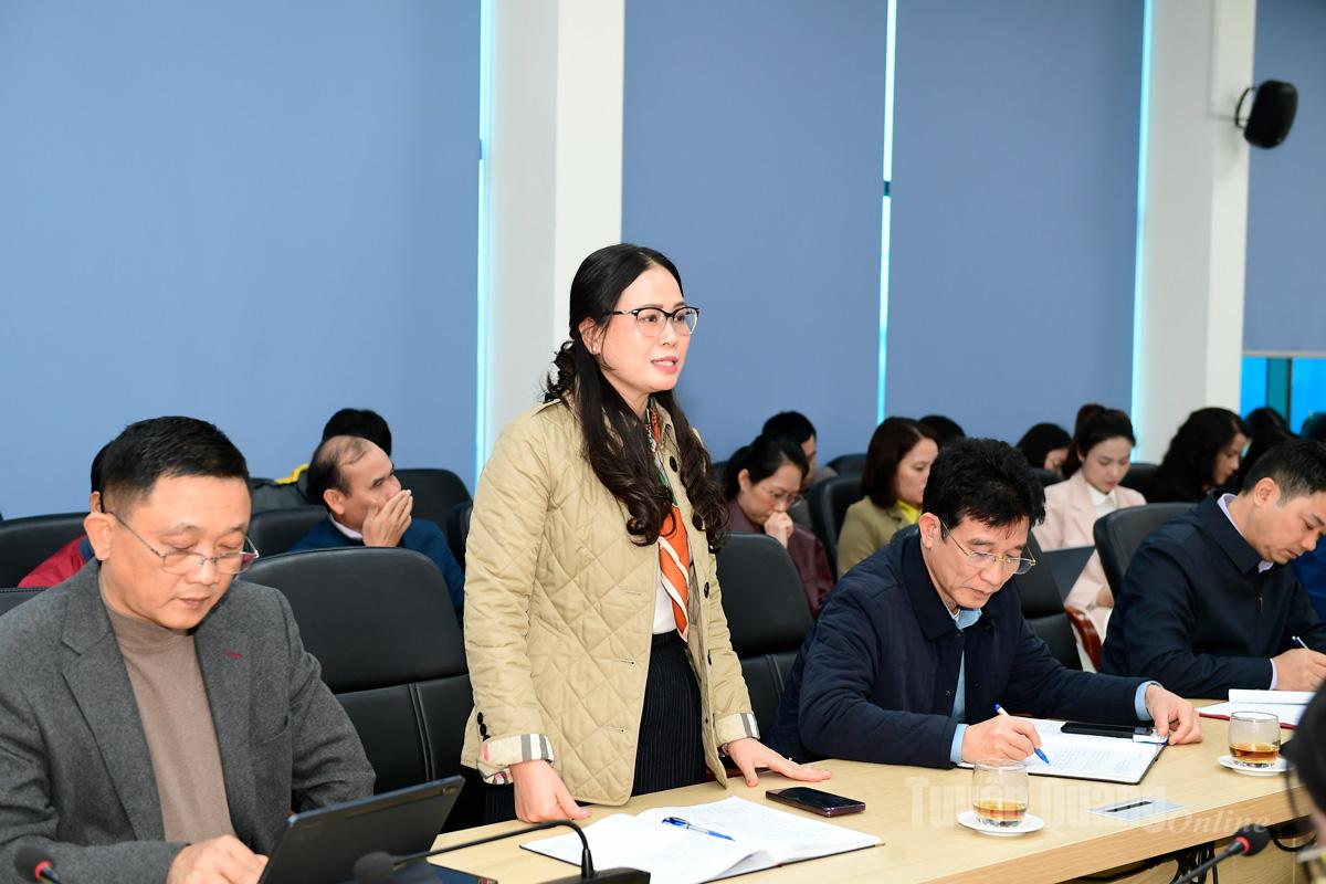 Đồng chí Tăng Thị Hà, Phó Giám đốc Báo và phát thanh, truyền hình phát biểu cảm ơn cử tri đã tín nhiệm giới thiệu.