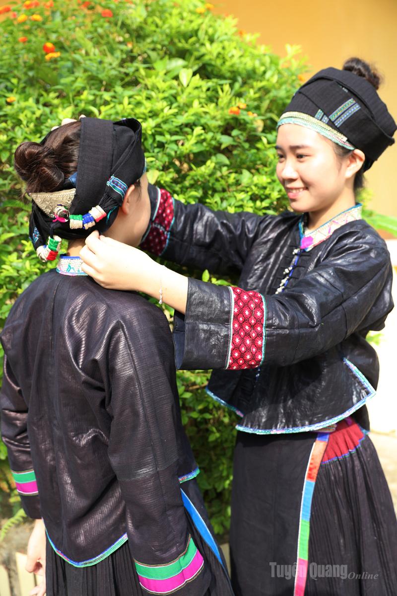 Hoa văn trang phục truyền thống trên khăn đội đầu của phụ nữ Nùng.