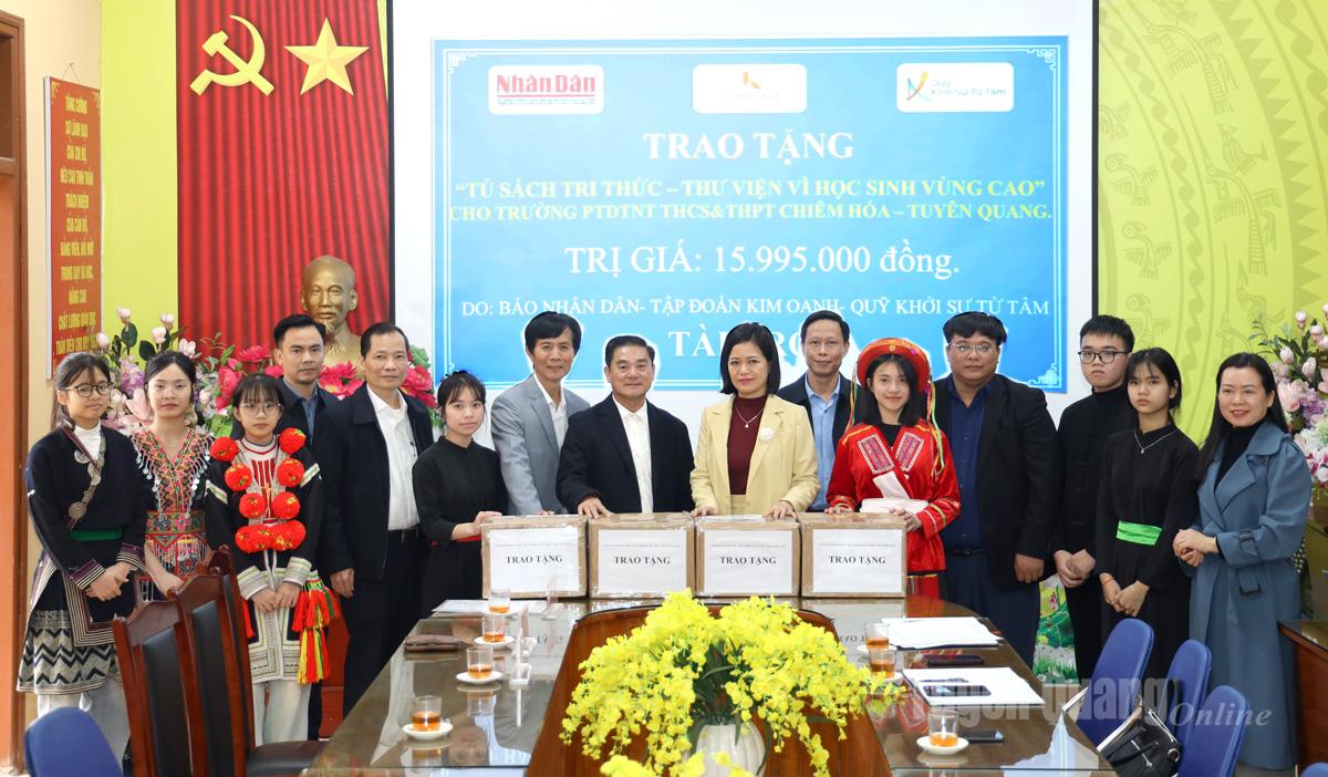 Văn phòng đại diện Báo Nhân Dân tại Tuyên Quang cùng đơn vị tài trợ trao tặng Tủ sách tri thức - Thư viện vì học sinh vùng cao, trị giá gần 16 triệu đồng cho nhà trường.