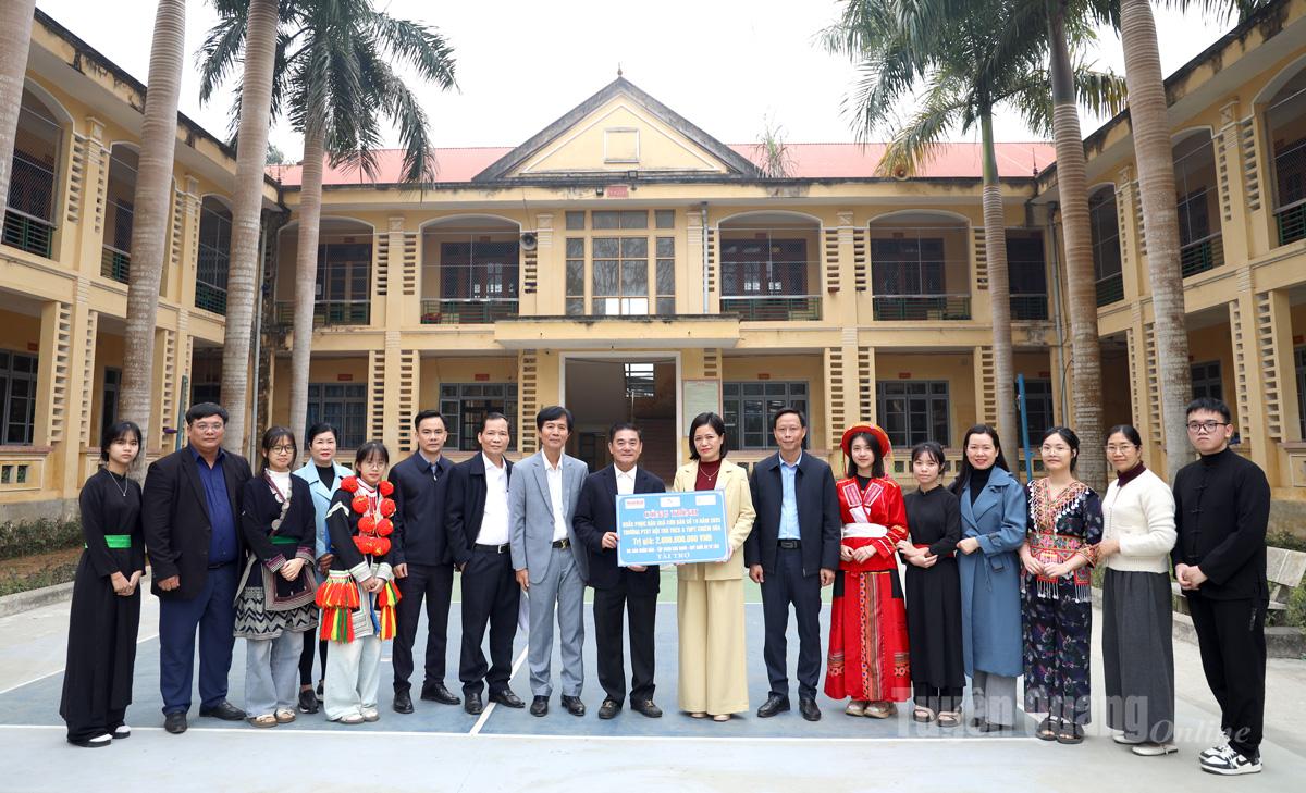 Văn phòng đại diện Báo Nhân dân tại Tuyên Quang cùng đơn vị tài trợ bàn giao công trình khắc phục hậu quả cơn bão số 10 năm 2025, trị giá 2 tỷ đồng cho nhà trường.