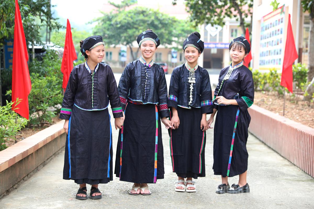 Các thiếu nữ người Nùng rạng rỡ trong trang phục truyền thống.