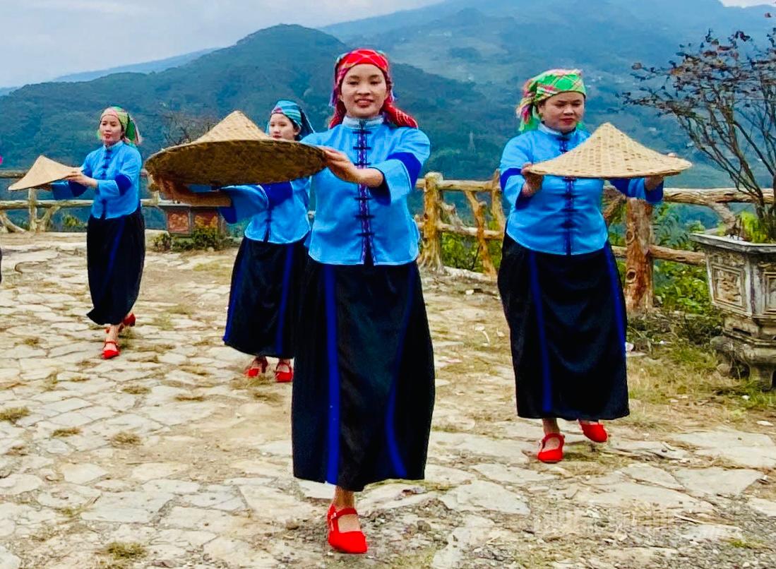 Trang phục truyền thống của phụ nữ Nùng hiện diện sinh động trong không gian lễ hộị .