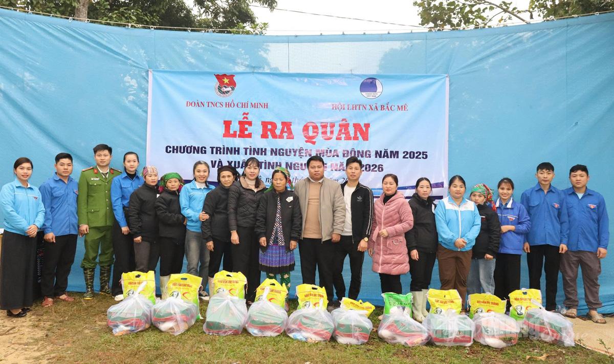 Lãnh đạo xã Bắc Mê trao quà cho các gia đình có hoàn cảnh khó khăn.