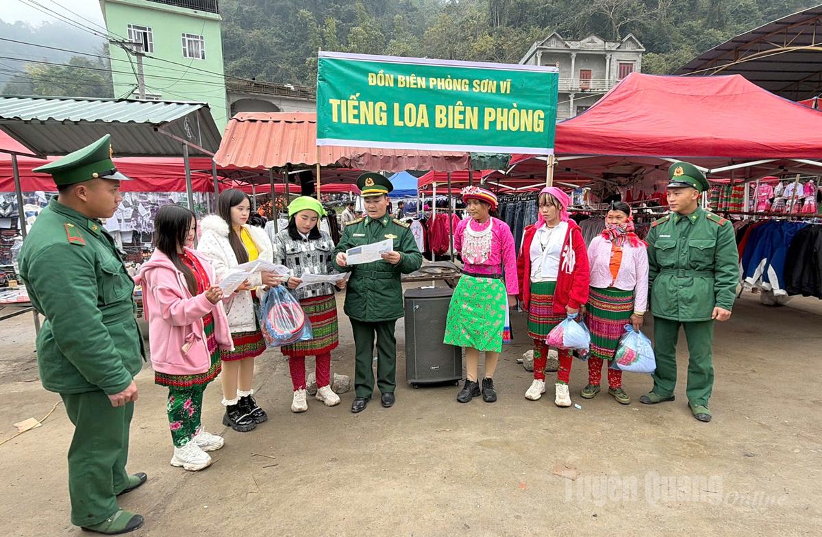 Cán bộ, chiến sĩ Đồn Biên phòng Sơn Vĩ tuyên truyền tại chợ phiên.
