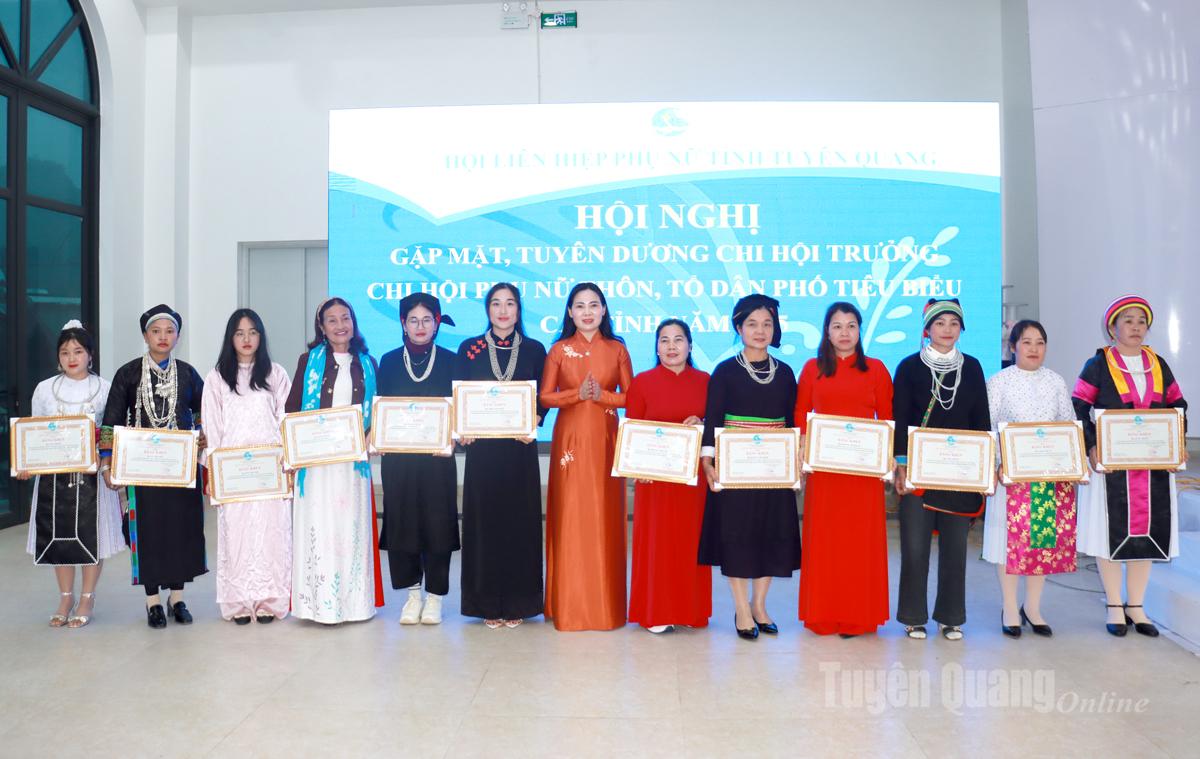 Chủ tịch Hội Liên hiệp Phụ nữ tỉnh Âu Thị Mai tặng Bằng khen cho các cá nhân có thành tích xuất sắc trong công tác Hội và phong trào phụ nữ năm 2025.