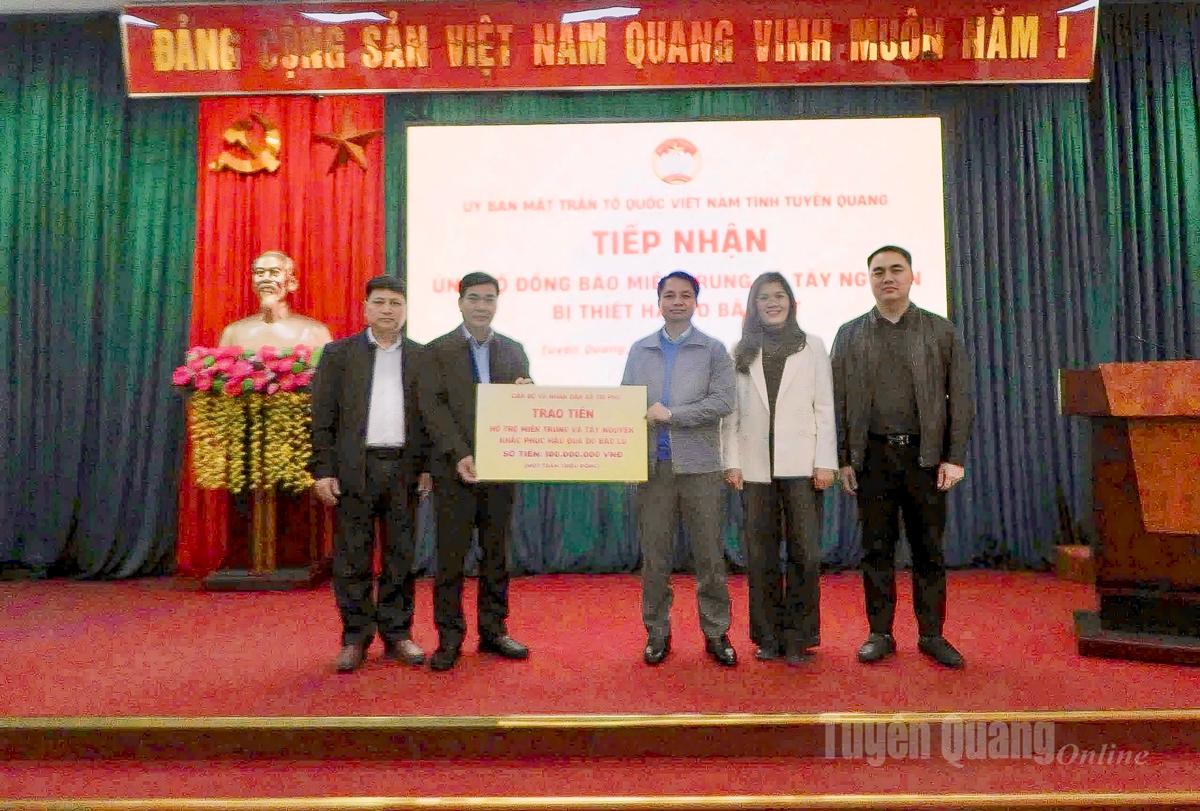 Xã Tri Phú trao kinh phí hỗ trợ đồng bào các tỉnh miền Trung và Tây Nguyên khắc phục hậu quả bão lũ gây ra.