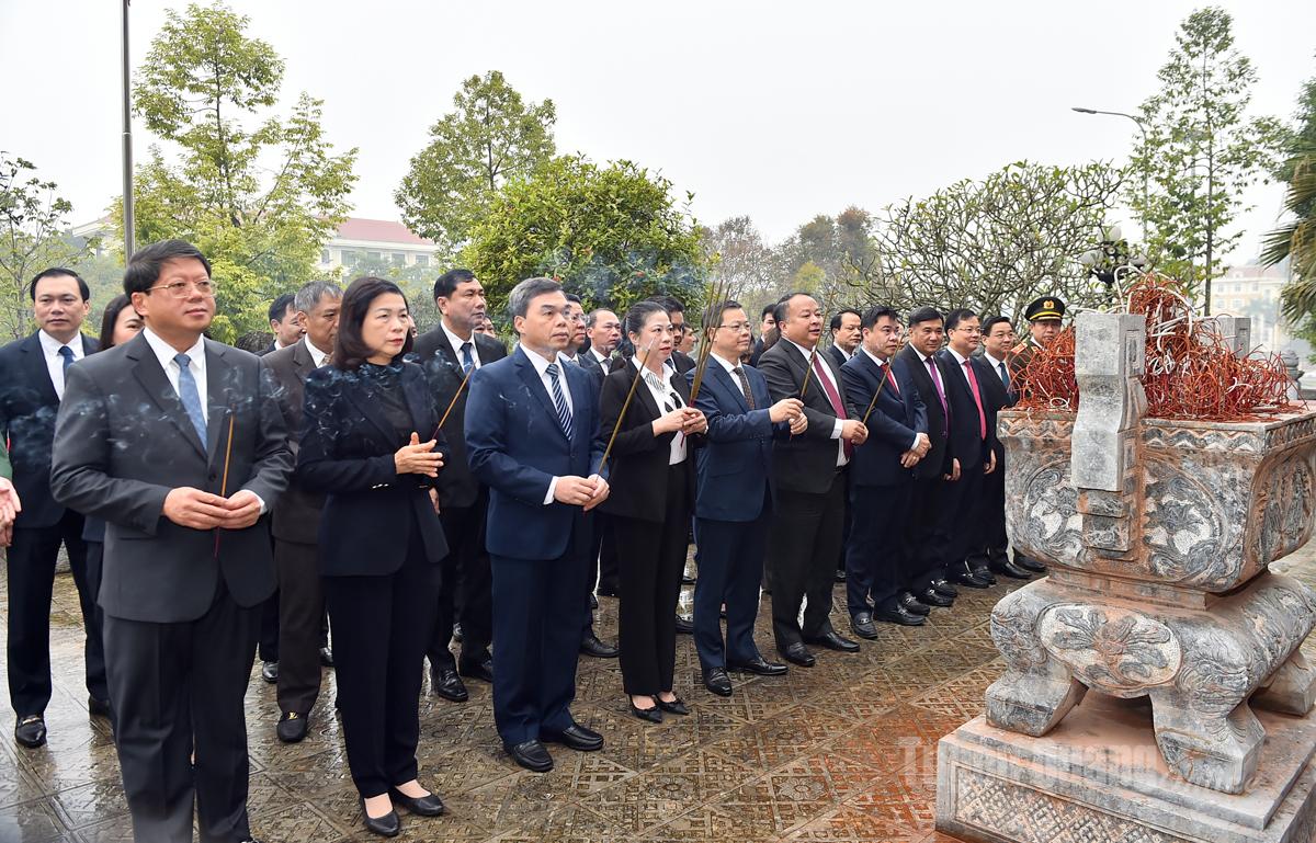 Các đại biểu dâng hương tại Đền thờ Chủ tịch Hồ Chí Minh.