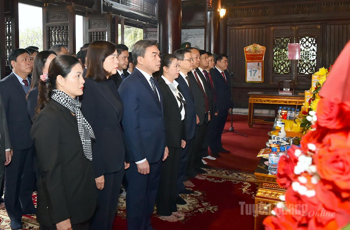 Các đại biểu dâng hương, kính cáo Chủ tịch Hồ Chí Minh.