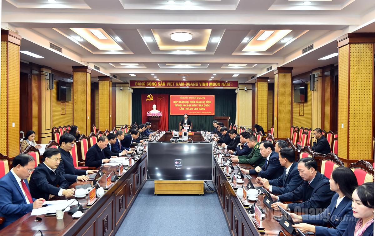 Quang cảnh họp Đoàn đại biểu Đảng bộ tỉnh dự Đại hội XIV của Đảng.