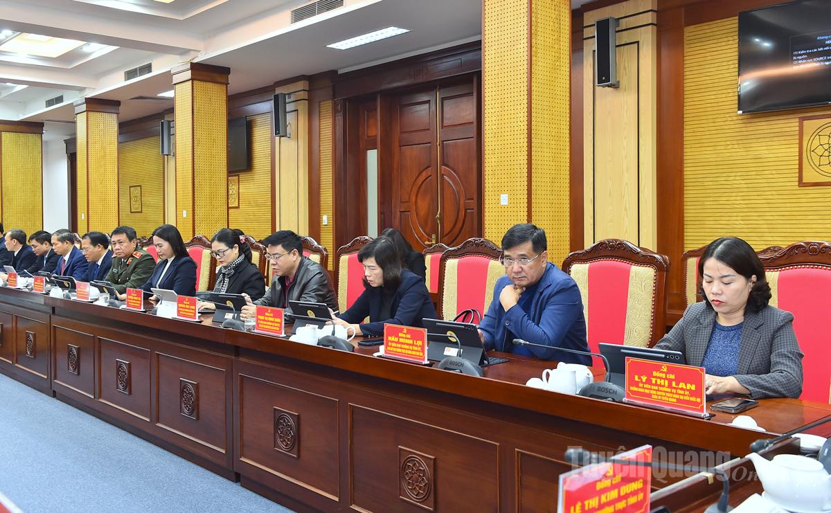 Các thành viên Đoàn đại biểu tỉnh dự họp.