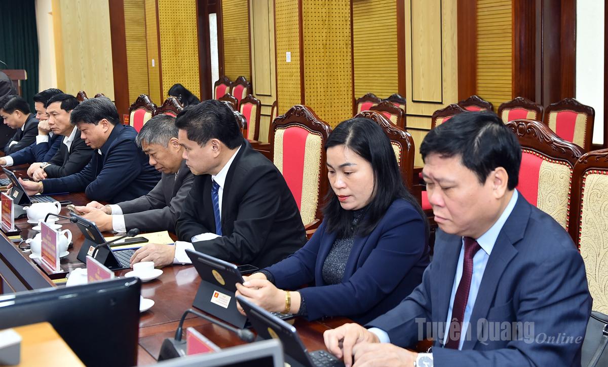 Các thành viên Đoàn đại biểu tỉnh dự họp.