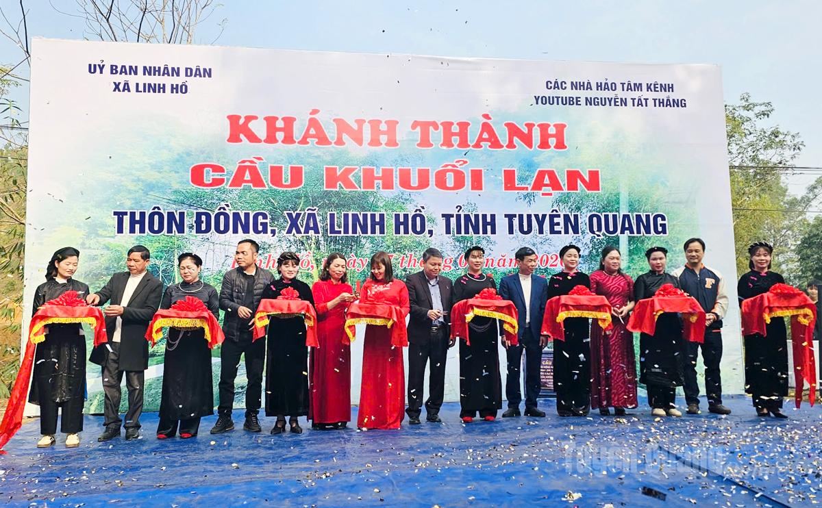 Các đại biểu cắt băng khánh thành công trình cầu dân sinh thôn Đồng, xã Linh Hồ.