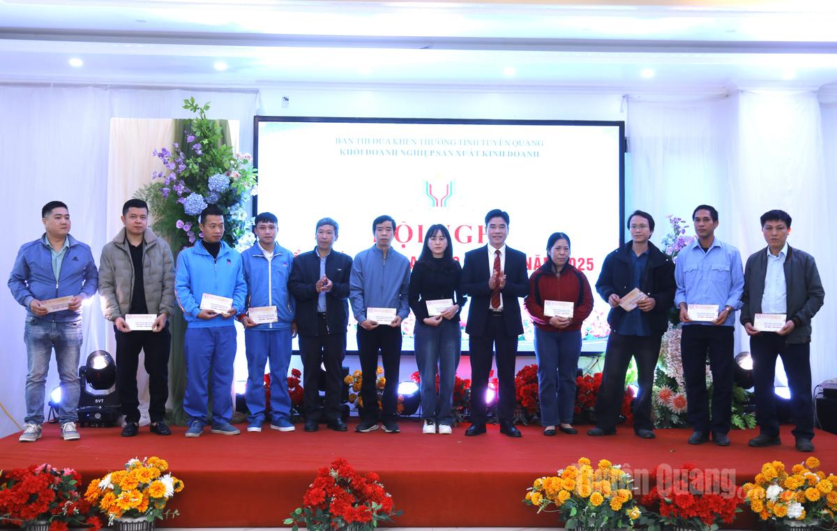 Khối giao ước thi đua trao quà hỗ trợ cho người lao động có hoàn cảnh khó khăn đang làm việc tại các đơn vị thành viên trong Khối.