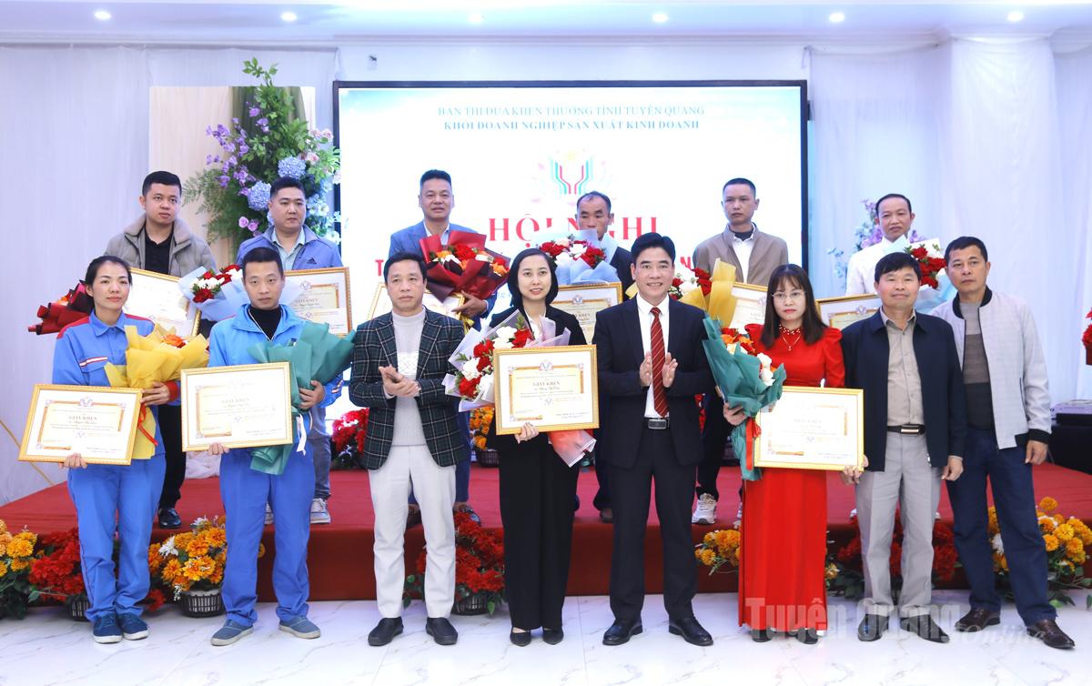 Khối giao ước thi đua doang nhiệp sản xuất kinh doanh khu vực Hà Giang khen thưởng cho các cá nhân có thành tích xuất sắc trong sản xuất kinh doanh và phong trao thi đua năm 2025.