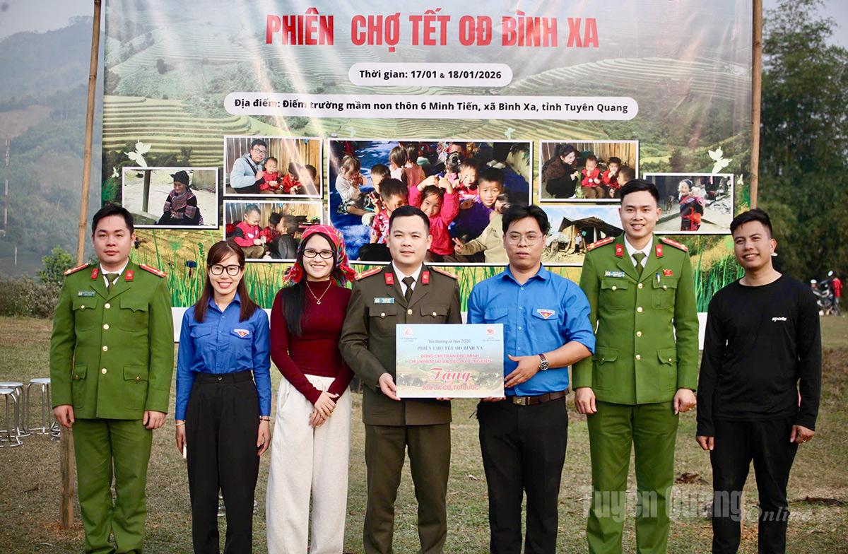 Đại diện các đơn vị trao tặng 300 lá cờ Tổ quốc cho nhân dân xã Bình Xa.