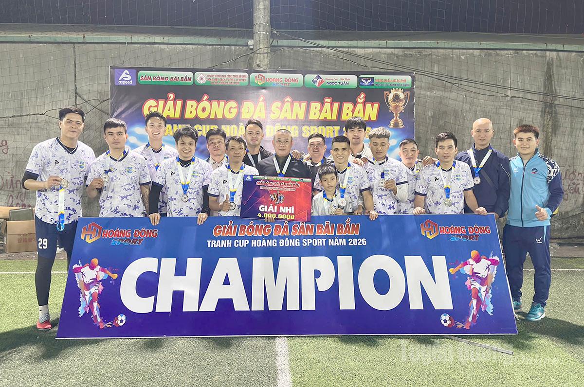 Ban tổ chức trao giải Nhì cho đội bóng FC 23.