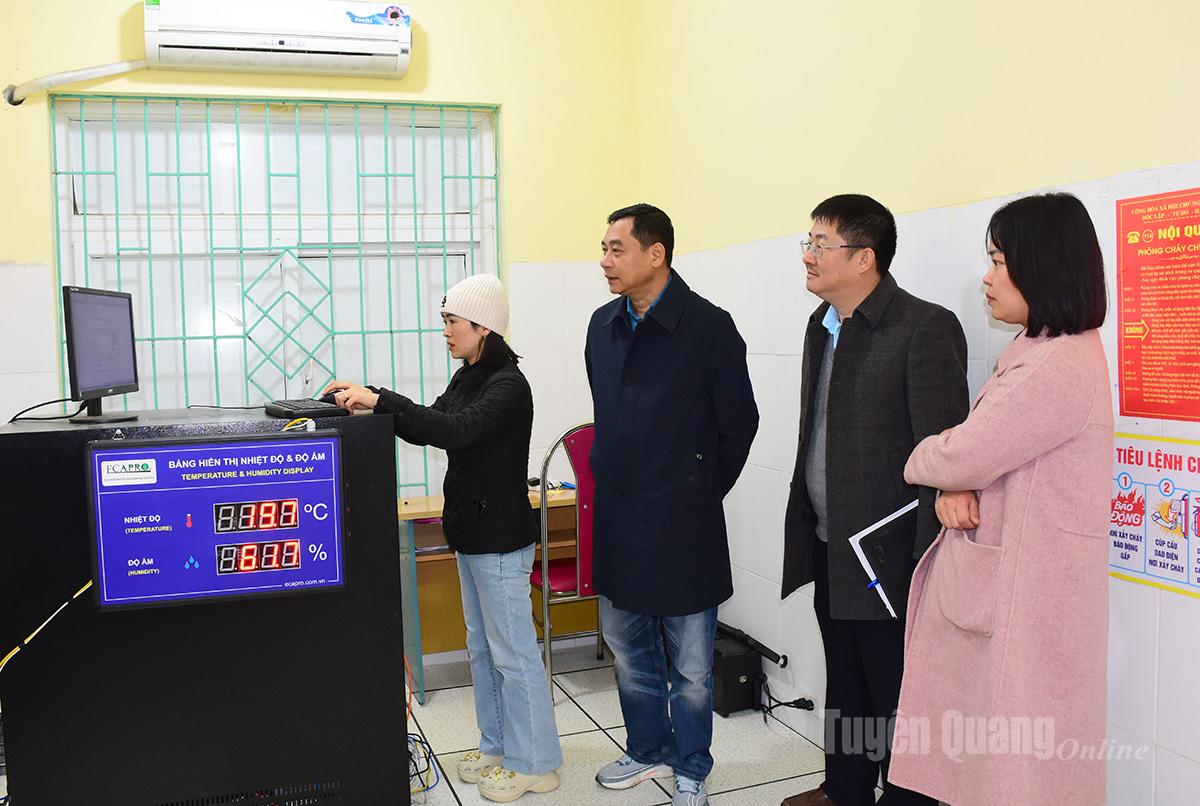 Lãnh đạo Sở Y tế kiểm tra hệ thống vận hành bệnh án điện tử tại Bệnh viện Đa khoa khu vực Đồng Văn.