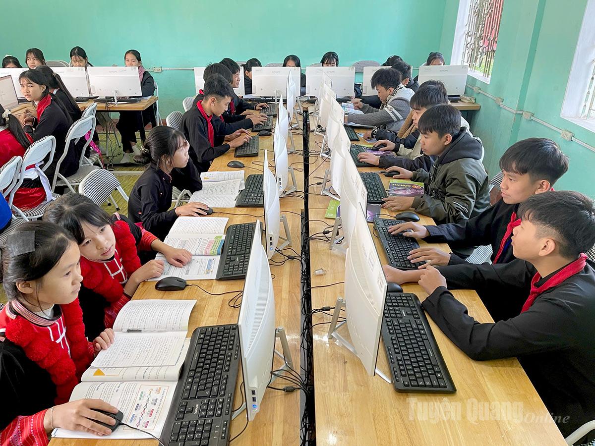 Trường Phổ thông Dân tộc bán trú THCS Minh Quang, 
xã Minh Quang được trang bị những thiết bị hiện đại để phục vụ cho việc dạy và học.