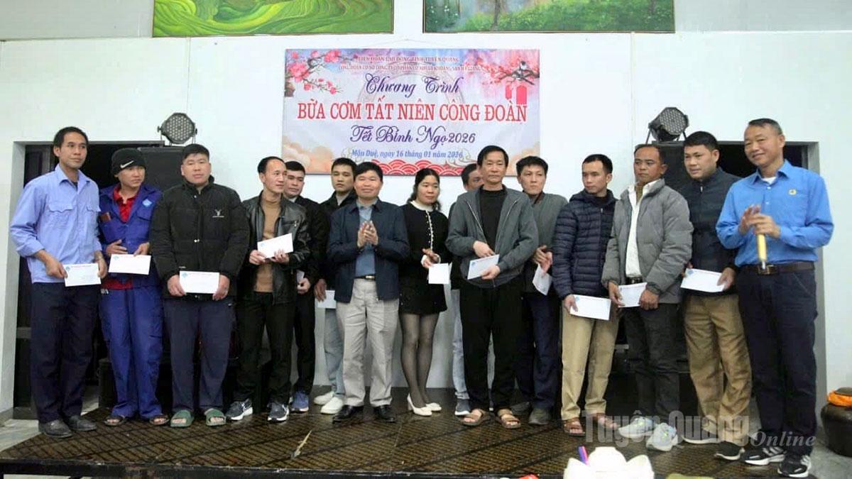 The grassroots trade union of Ha Giang Mechanical and Minerals Joint Stock Company presents Tet gifts to union members and workers on the occasion of the Lunar New Year 2026.