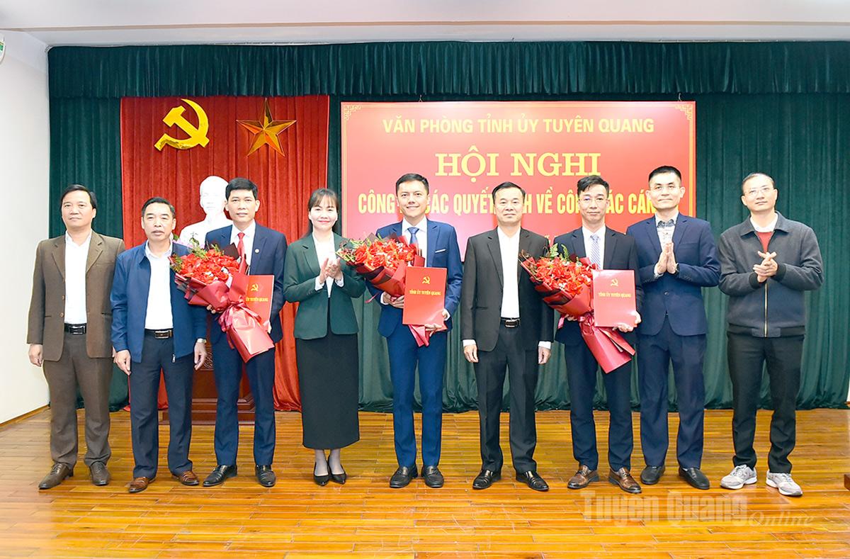 Lãnh đạo Văn phòng Tỉnh ủy trao Quyết định và tặng hoa cho cán bộ được điều động, bổ nhiệm nhiệm vụ mới.