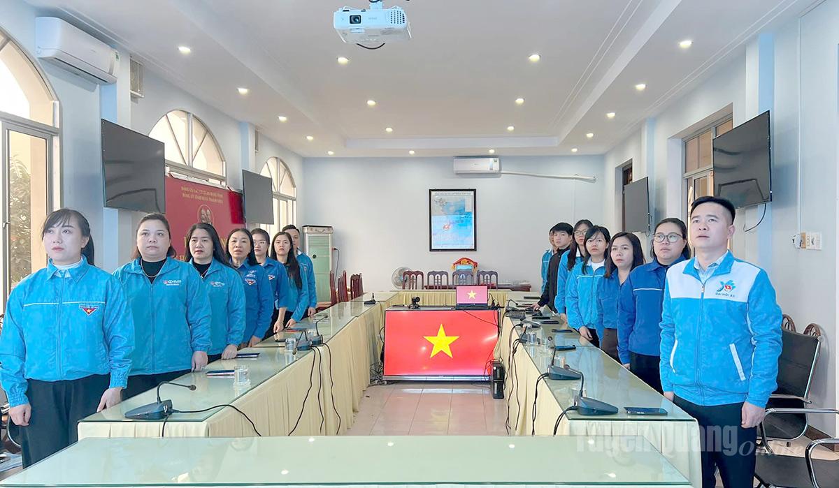 Lãnh đạo Tỉnh đoàn và cán bộ tham gia Lễ chào cờ chào mừng Đại hội XIV của Đảng.