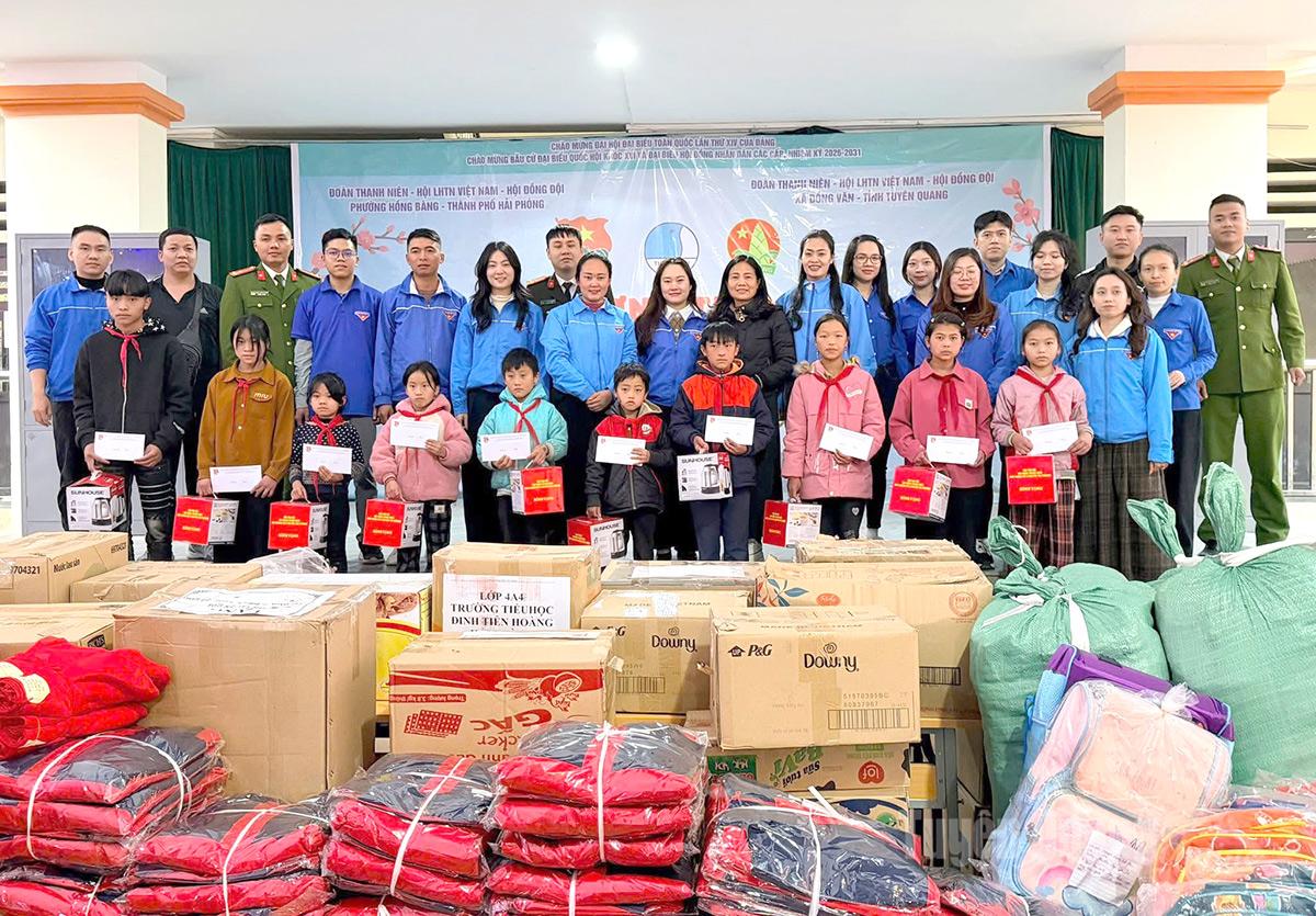 Tuổi trẻ xã Đồng Văn phát động phong trào thi đua, trao tặng nhiều phần quà ý nghĩa cho học sinh có hoàn cảnh khó khăn trên địa bàn xã.