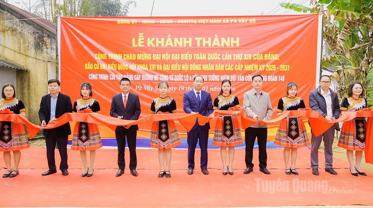 Nghi lễ cắt băng khánh thành công trình tại buổi lễ.