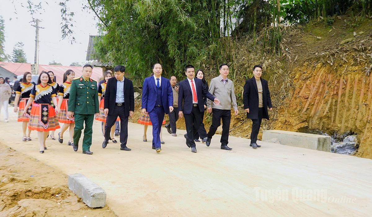 Niềm vui của người dân thôn Nàn Ma và các đại biểu khi đi trên con đường mới.