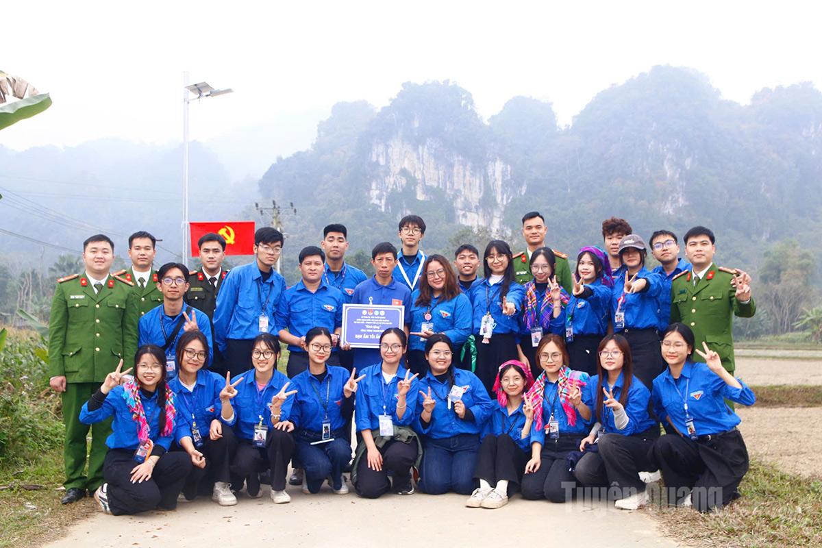 Đoàn trao tặng công trình “Thắp sáng đường quê” tại thôn Nà Cọn, xã Bình An.