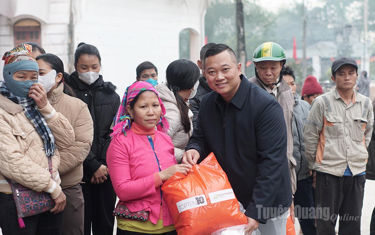 Tổ chức GNI trao tặng áo ấm cho người dân xã Yên Thành.