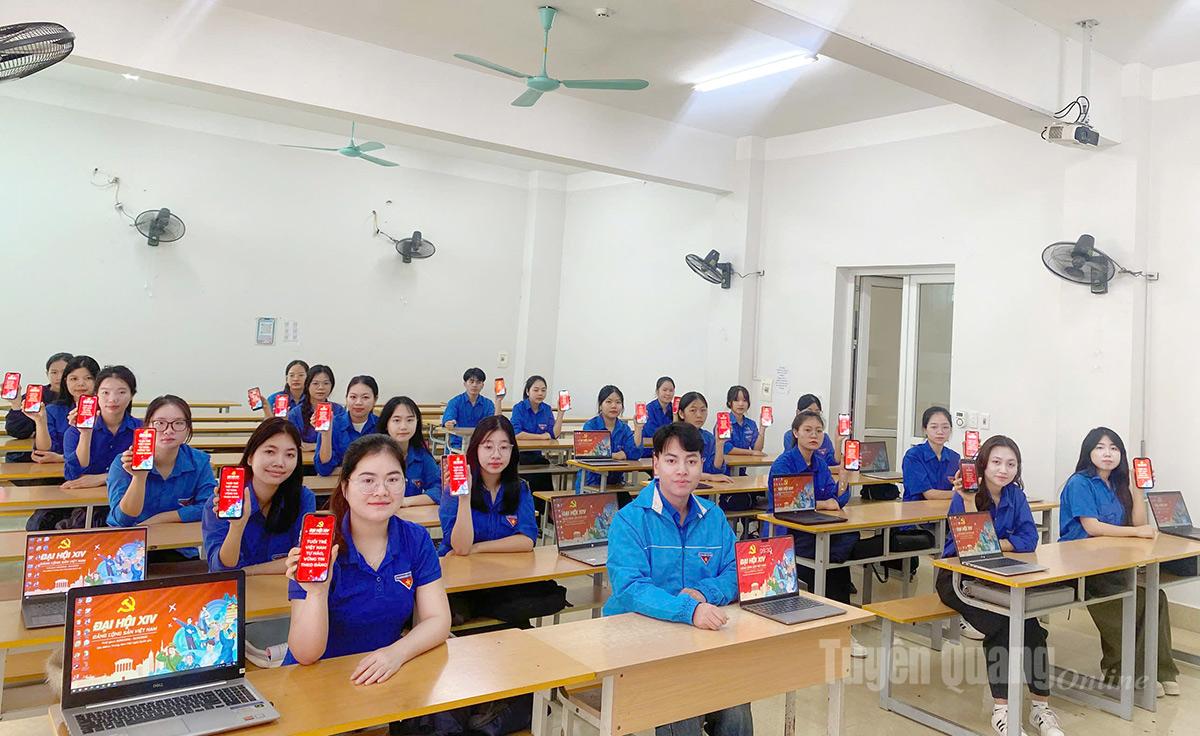 Đoàn viên Trường Đại học Tân Trào hân hoan hướng về Đại hội XIV của Đảng. 