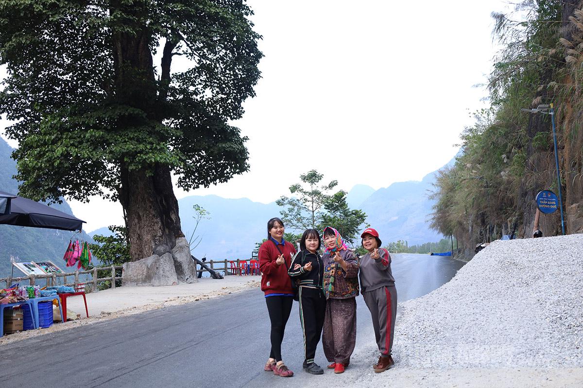 The “lonely tree” in Can Ty, set amid a dramatic rocky landscape, has become a familiar check-in spot for visitors exploring the Dong Van Stone Plateau.