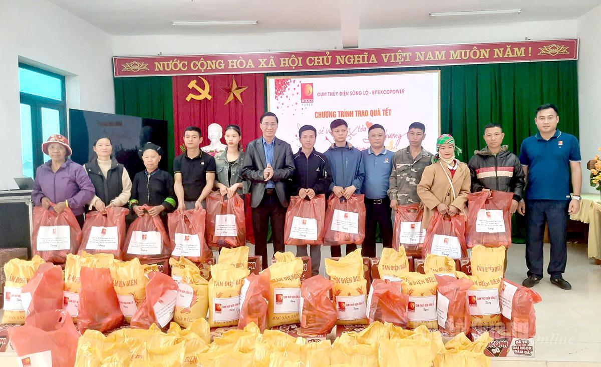 Những phần quà Tết được trao đến các hộ nghèo, cận nghèo ở xã Bằng Hành.