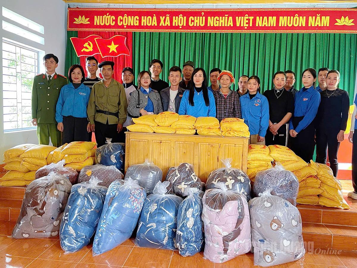 Đoàn xã Thượng Sơn phối hợp với Đoàn Thanh niên phân hiệu 
Đại học Thái Nguyên tại Hà Giang và Câu lạc bộ Xe bán tải Hà Giang trao quà cho người dân có hoàn cảnh khó khăn.