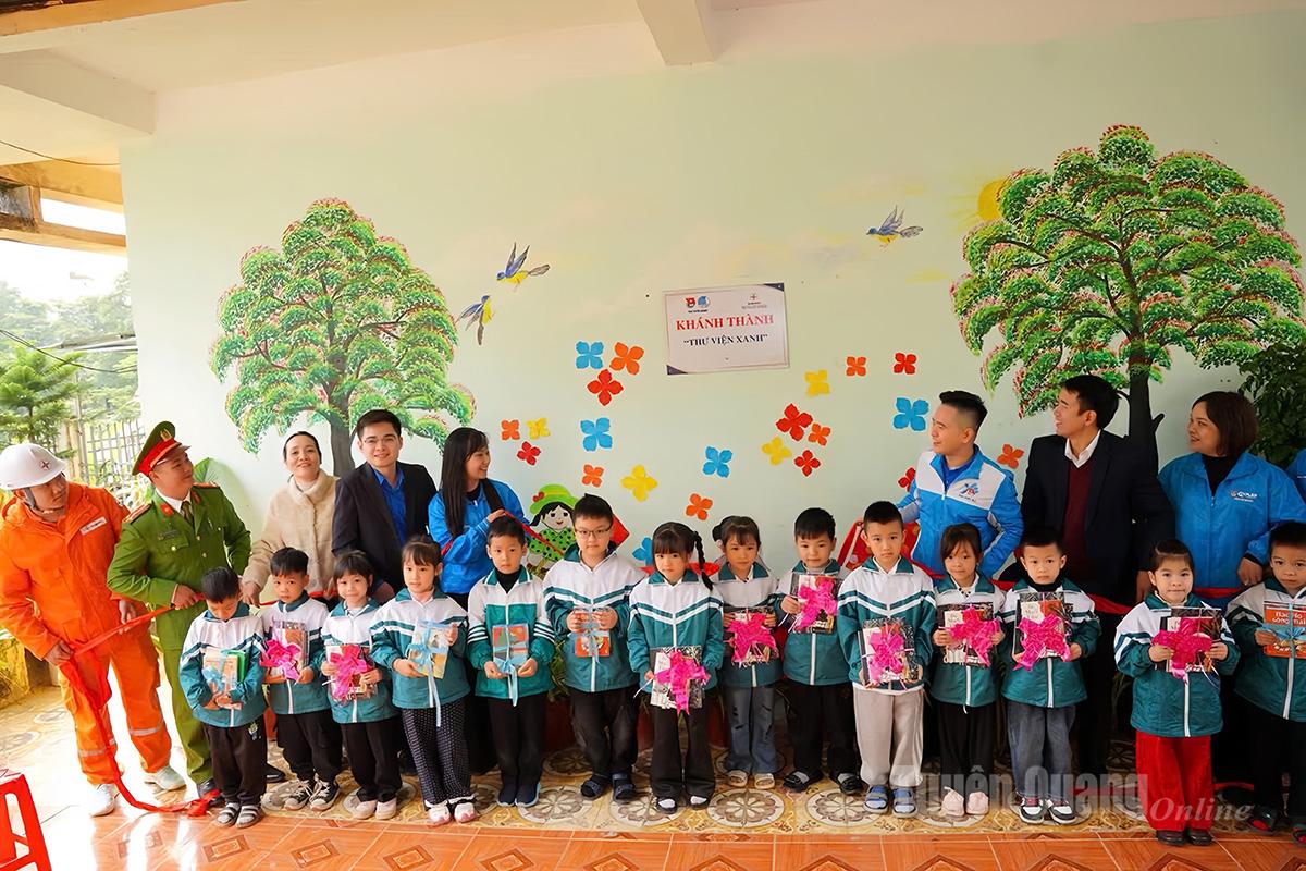 Lãnh đạo Tỉnh đoàn và các đơn vị khánh thành thư viện xanh tại xã Pà Vầy Sủ.