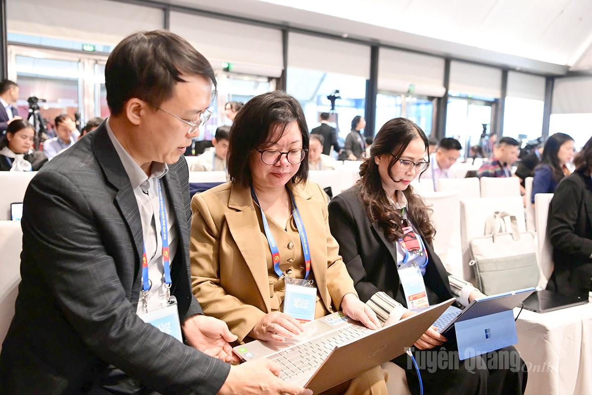 Phóng viên Báo và PTTH Tuyên Quang tác nghiệp tại Đại hội.