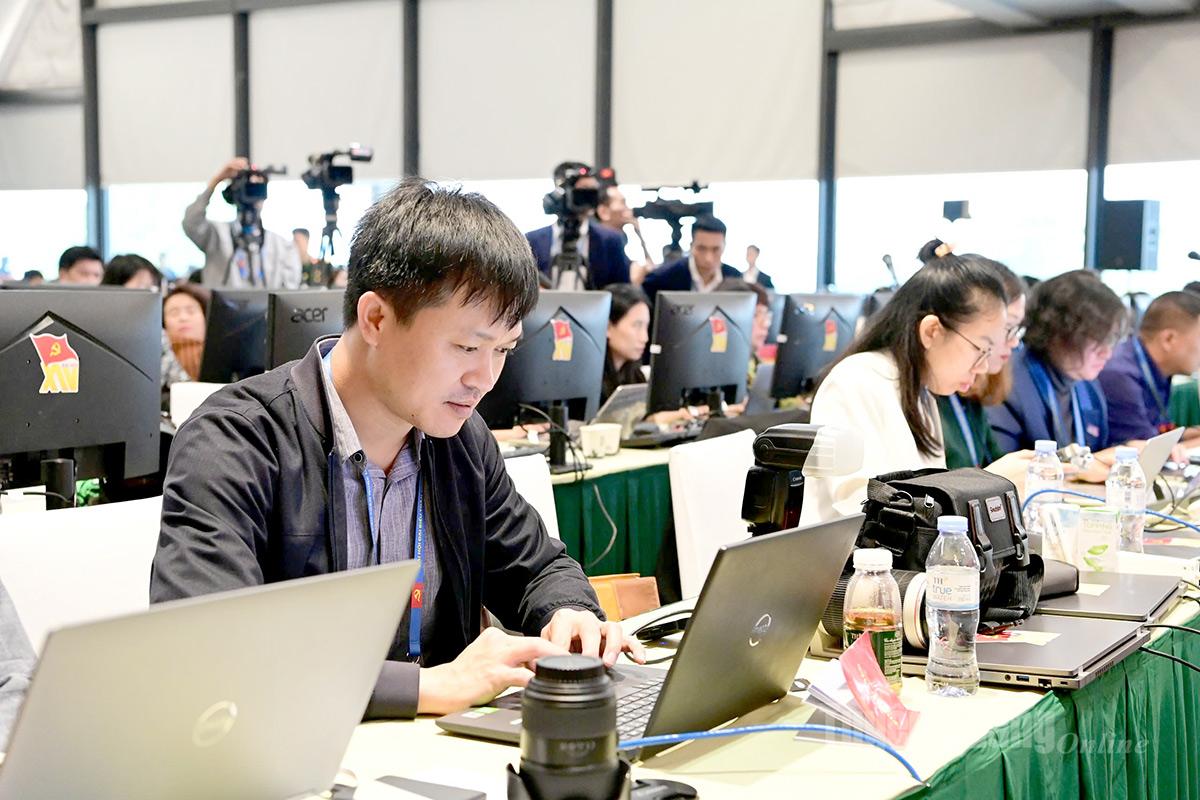 Phóng viên Báo và PTTH Tuyên Quang tác nghiệp tại Đại hội.