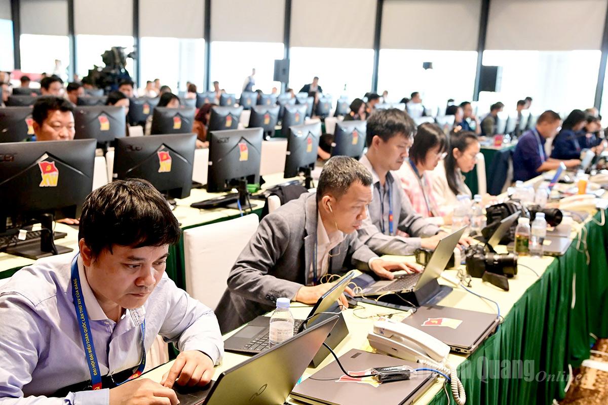 Một số hình ảnh tác nghiệp của phóng viên trong nước và quốc tế tác nghiệp tại Đại hội.