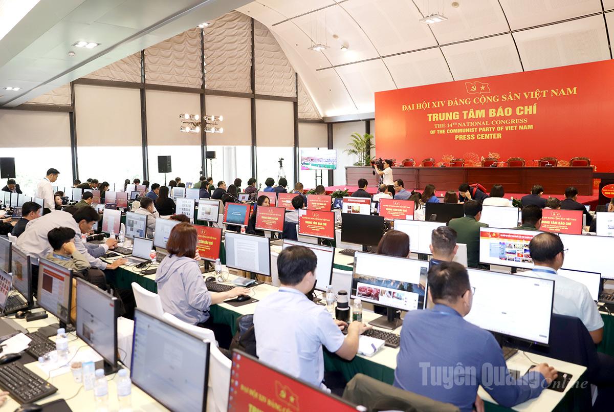 Một số hình ảnh tác nghiệp của phóng viên trong nước và quốc tế tác nghiệp tại Đại hội.