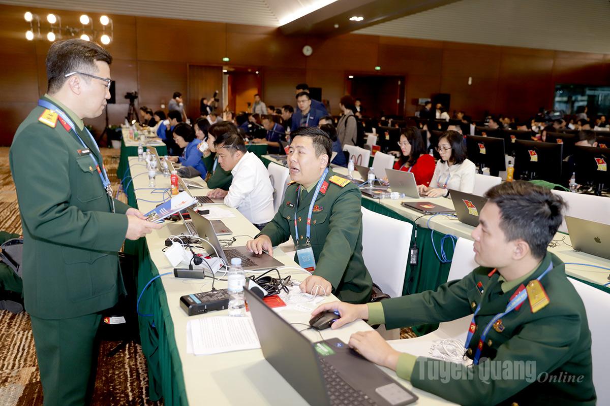 Phóng viên các cơ quan báo chí trong nước và quốc tế tác nghiệp tại Đại hội.