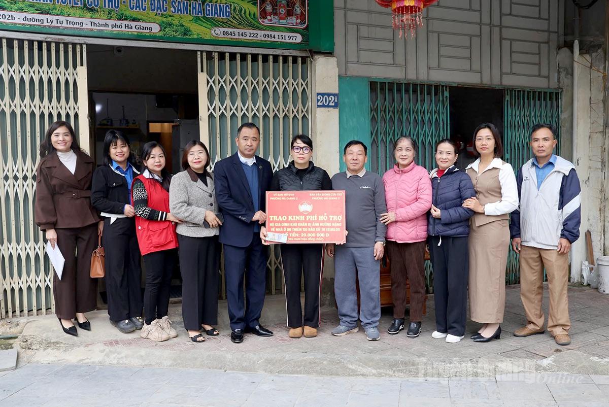 Lãnh đạo phường Hà Giang 2 trao tiền hỗ trợ cho hộ dân.