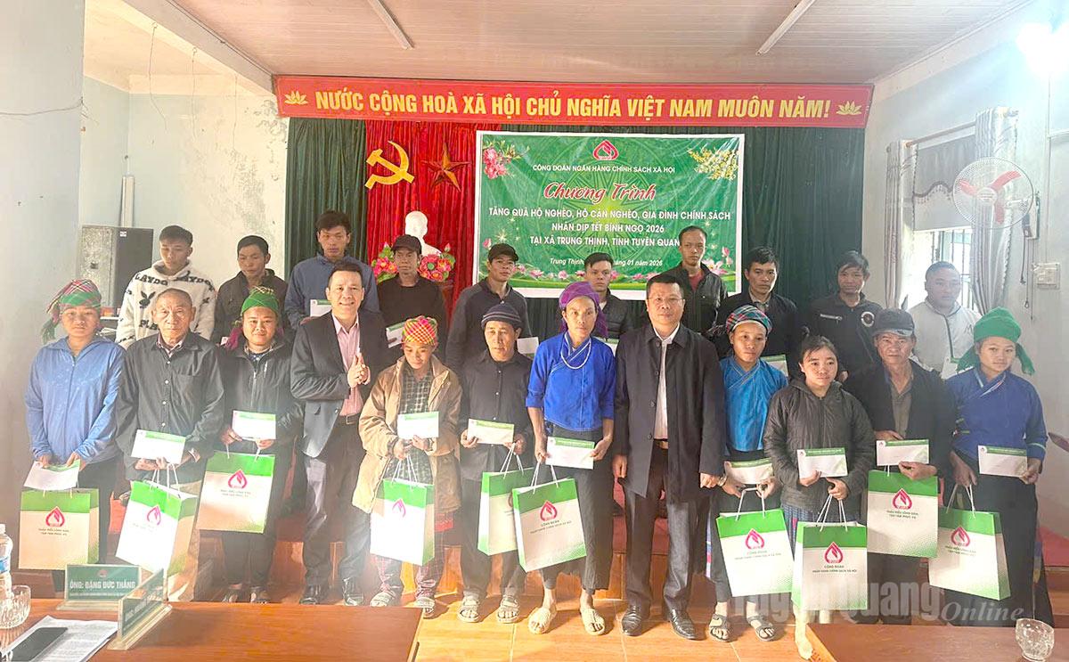 Lãnh đạo Ngân hàng Chính sách xã hội Việt Nam tặng quà cho hộ nghèo, hộ cận nghèo, gia đình chính sách xã Trung Thịnh.