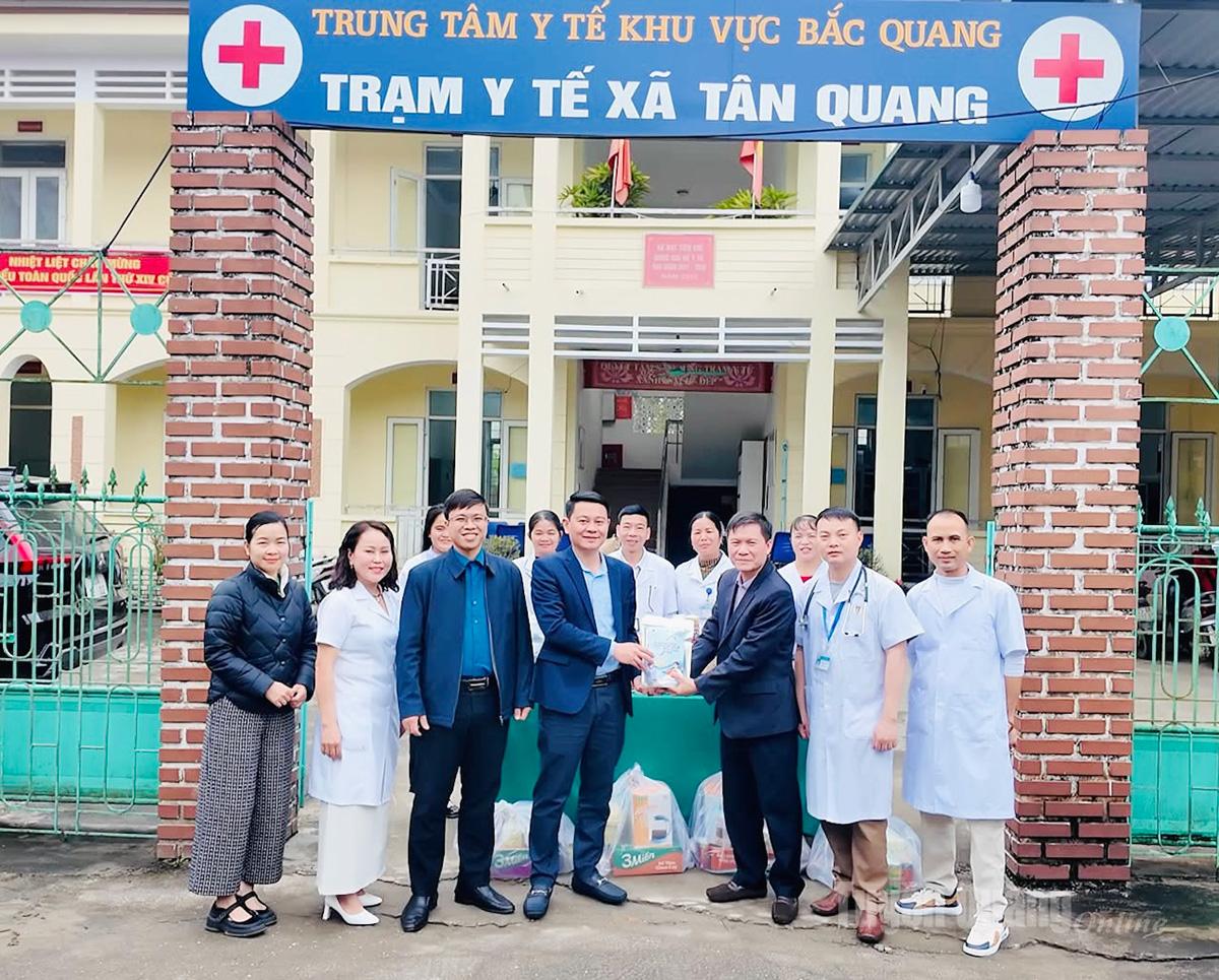  Đại diện Bệnh viện Đa khoa khu vực Bắc Quang trao thuốc và thiết bị y tế cho Trạm Y tế xã Tân Quang.