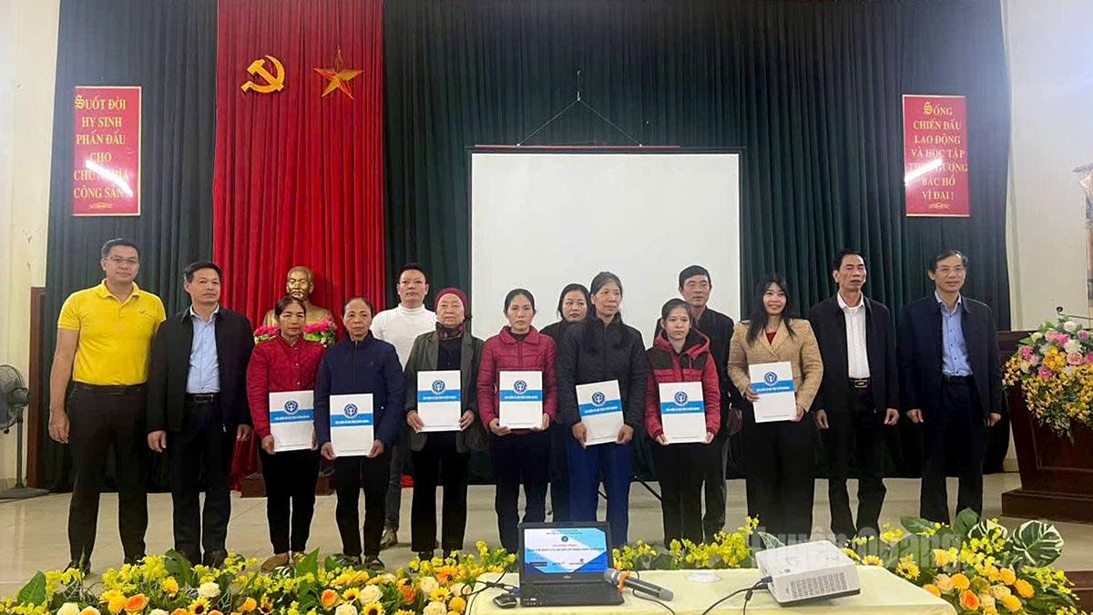 Người dân có hoàn cảnh khó khăn phường
An Tường được tặng thẻ BHYT.