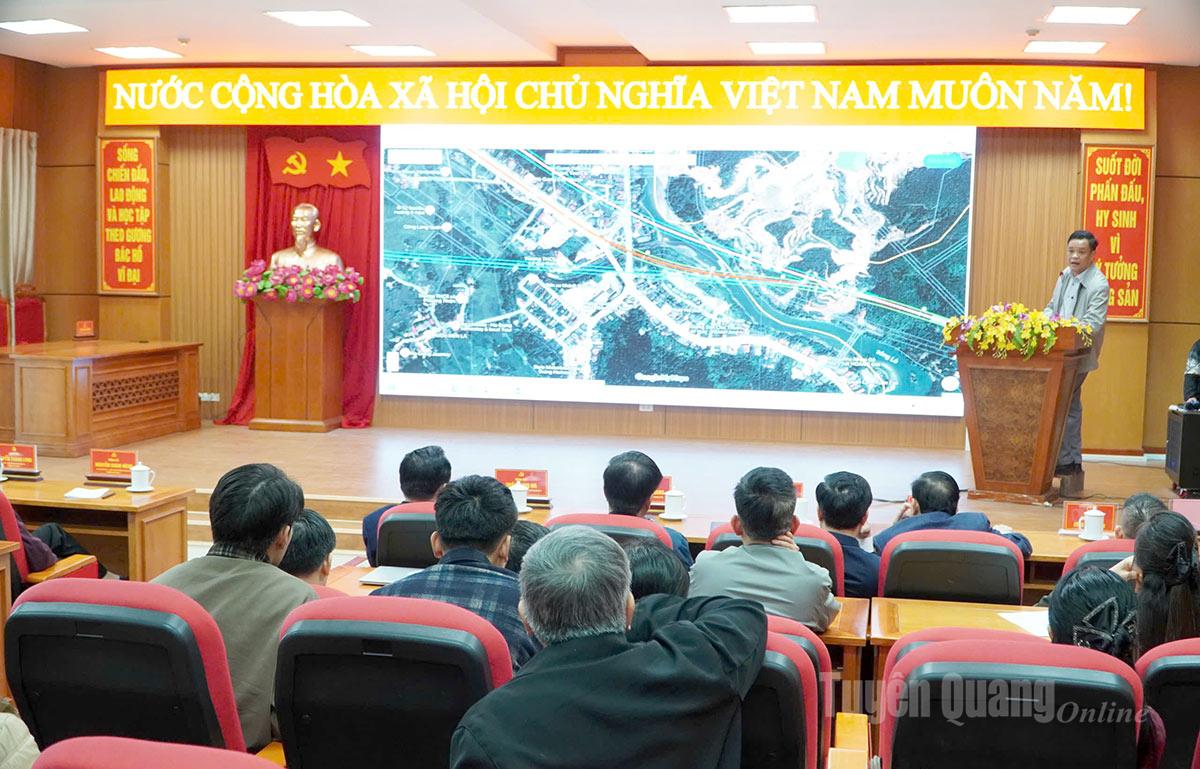 Ban Quản lý dự án công trình tỉnh Tuyên Quang đã tiến hành bàn giao hướng tuyến dự án cao tốc Tuyên Quang - Hà Giang giai đoạn 2, đoạn đi qua địa bàn phường Hà Giang 1.