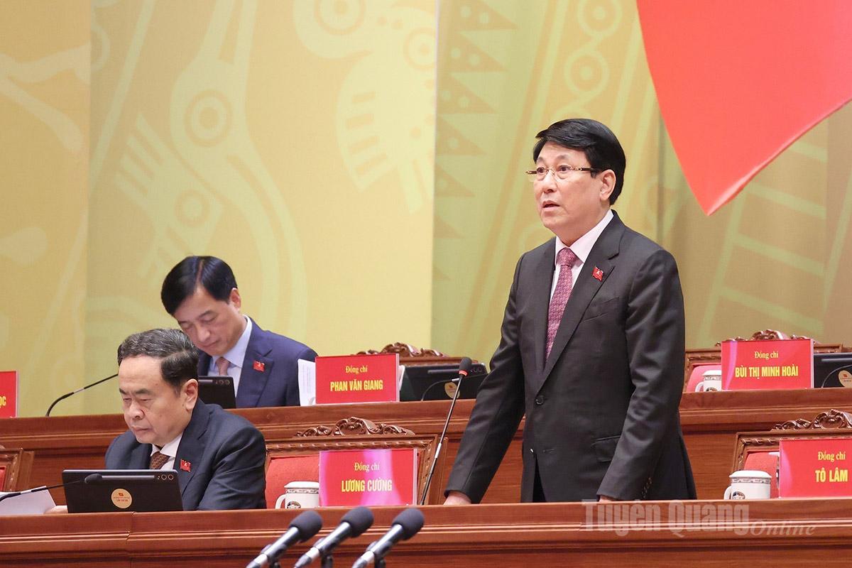 Chủ tịch nước Lương Cương điều hành phiên thảo luận