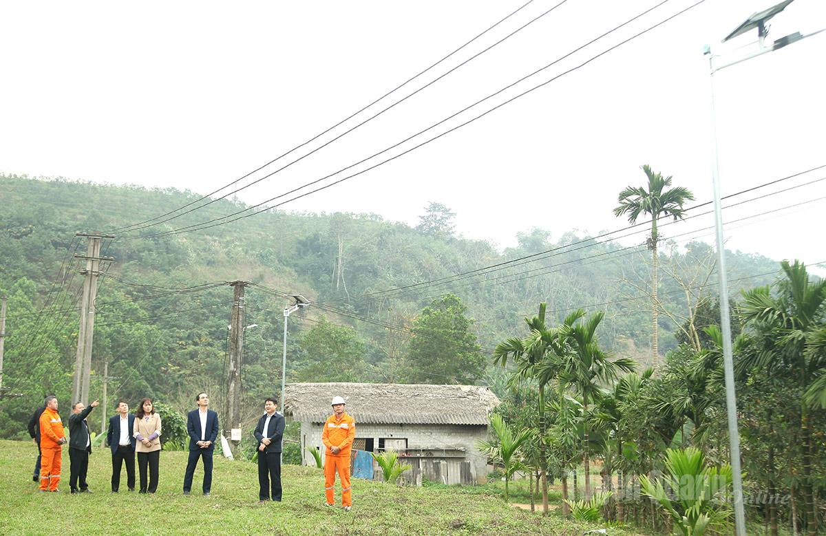 Công ty Điện lực Tuyên Quang kiểm tra công trình thắp sáng tại thôn Hạ Sơn, xã Tiên Yên.