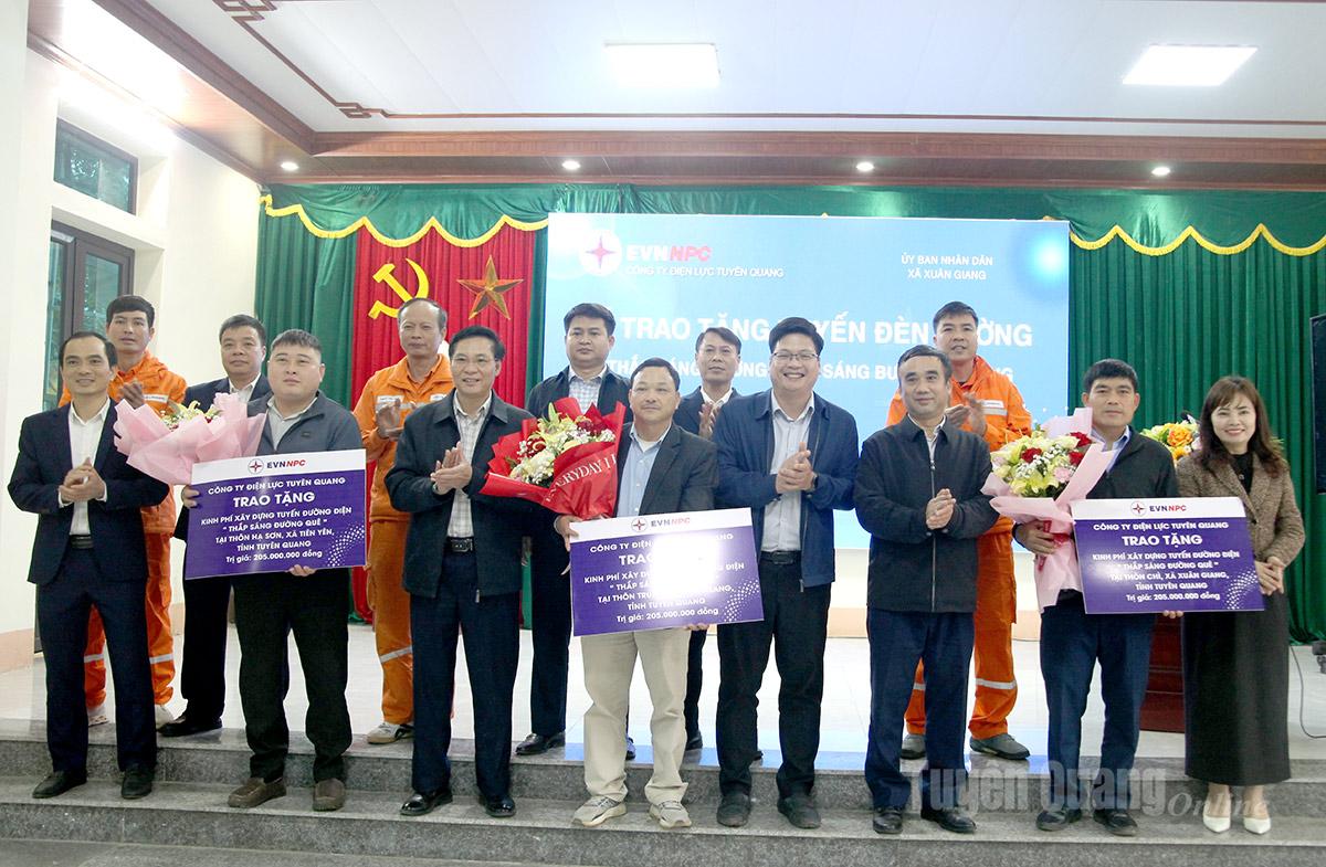 Lãnh đạo Công ty Điện lực Tuyên Quang trao biển tượng trưng công trình cho đại diện các địa phương.