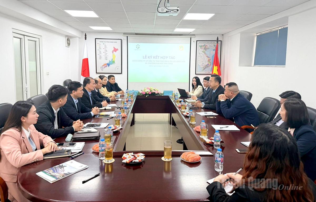 Đoàn công tác Trường Đại học Tân Trào làm việc với lãnh đạo Tập đoàn Bảo Sơn.