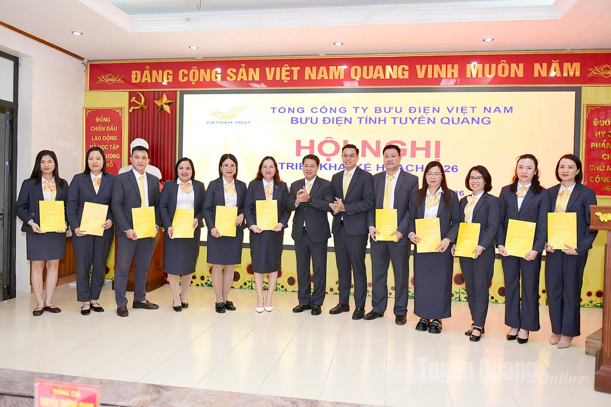 Lãnh đạo Tổng Công ty Bưu điện Việt Nam; Bưu điện tỉnh Tuyên Quang giao chỉ tiêu kế hoạch sản xuất kinh doanh cho Bưu điện các xã, phường năm 2026.